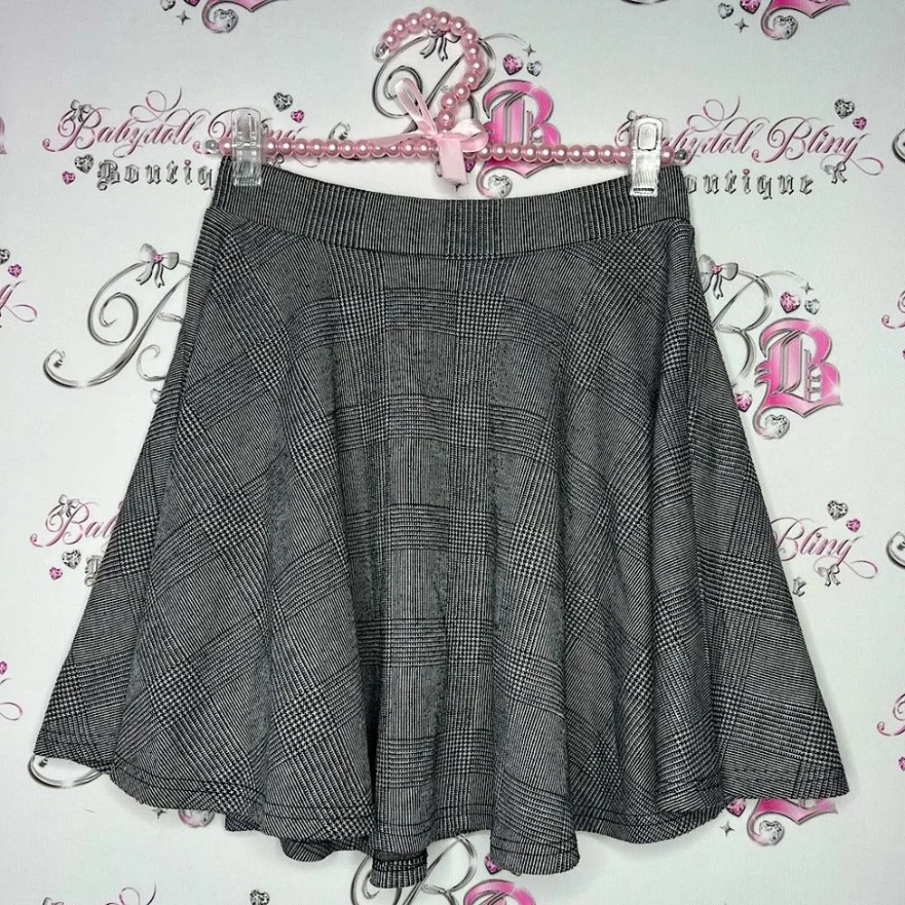Flowy skirt plaid tweed style pattern grey black white cute business casual y2k